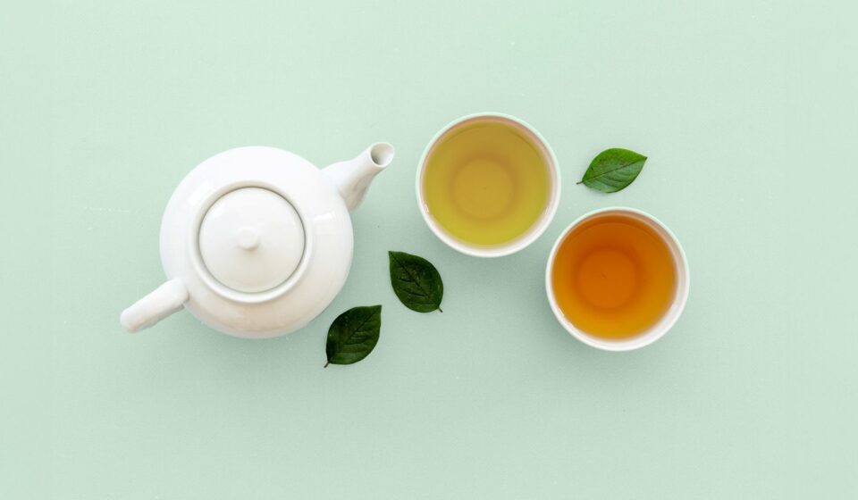 Tea pot with tea cups